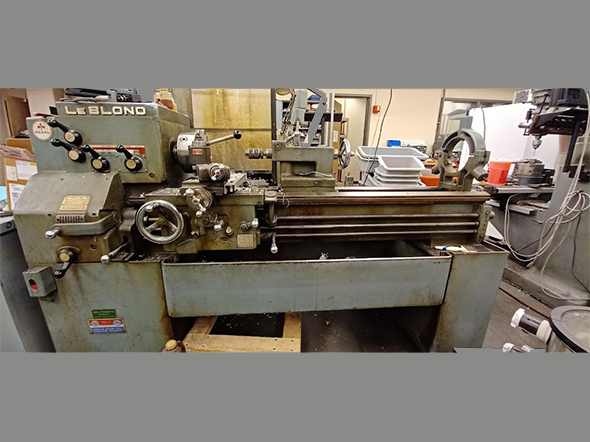 Manual lathe